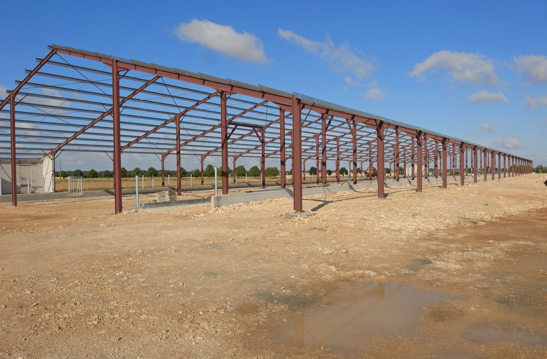Les fondations scellées d'un hangar agricole