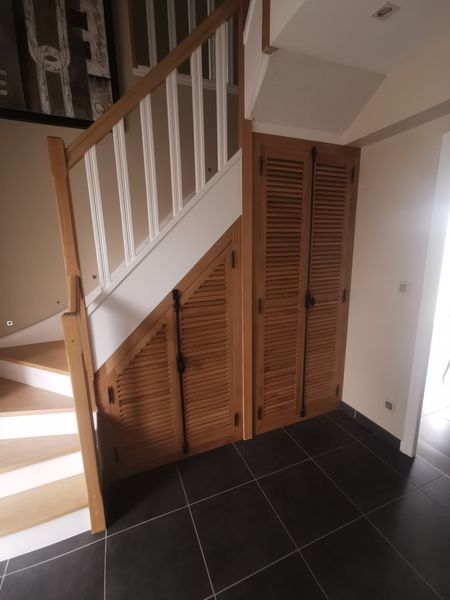 Portes de placard en bois sous escalier
