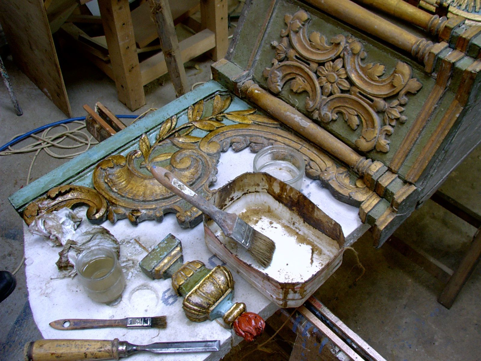 Restauration d'un meuble avec dorure en cours