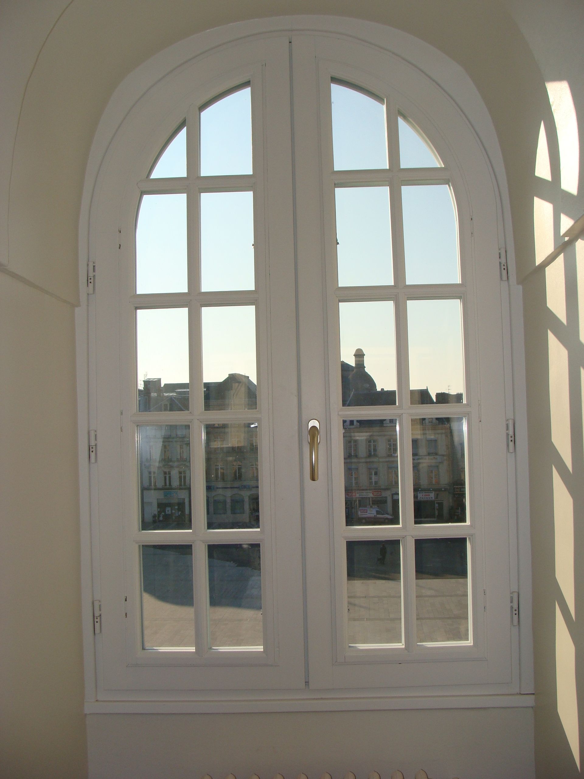 Fenêtre en bois arrondie