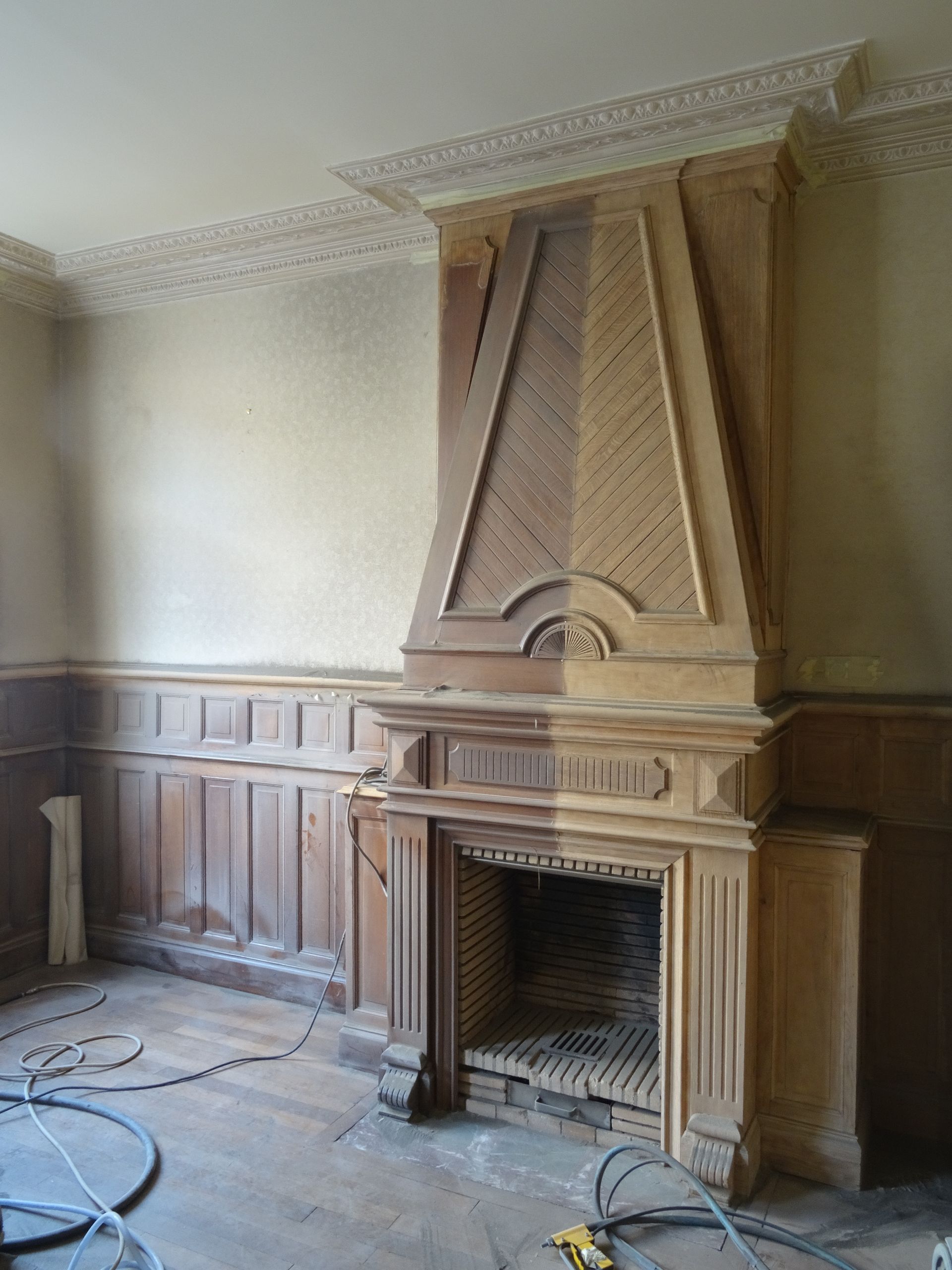 Cheminée en bois en cours de nettoyage par aérogommage