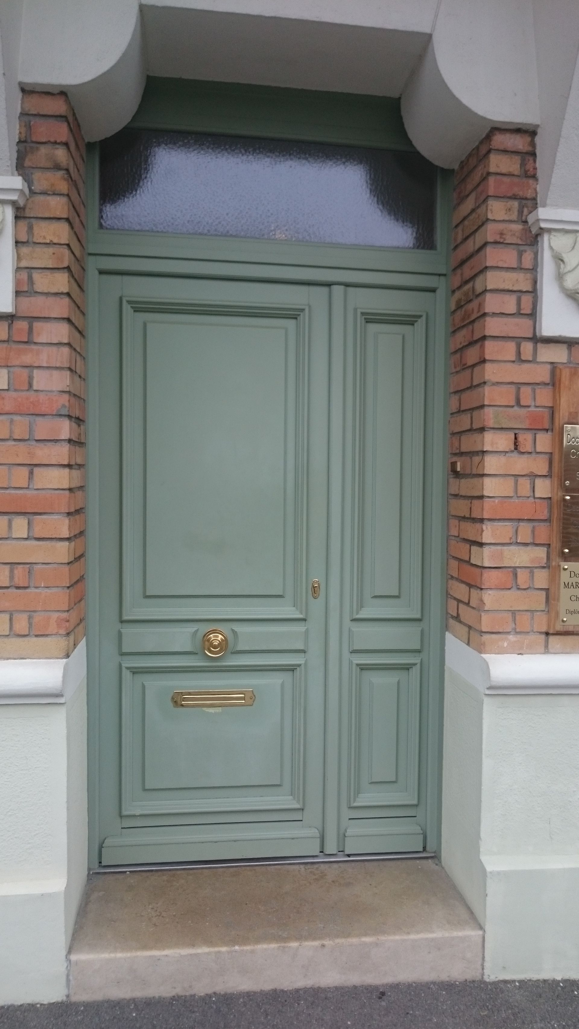 Porte d'entrée en bois fabriquée avec peinture verte