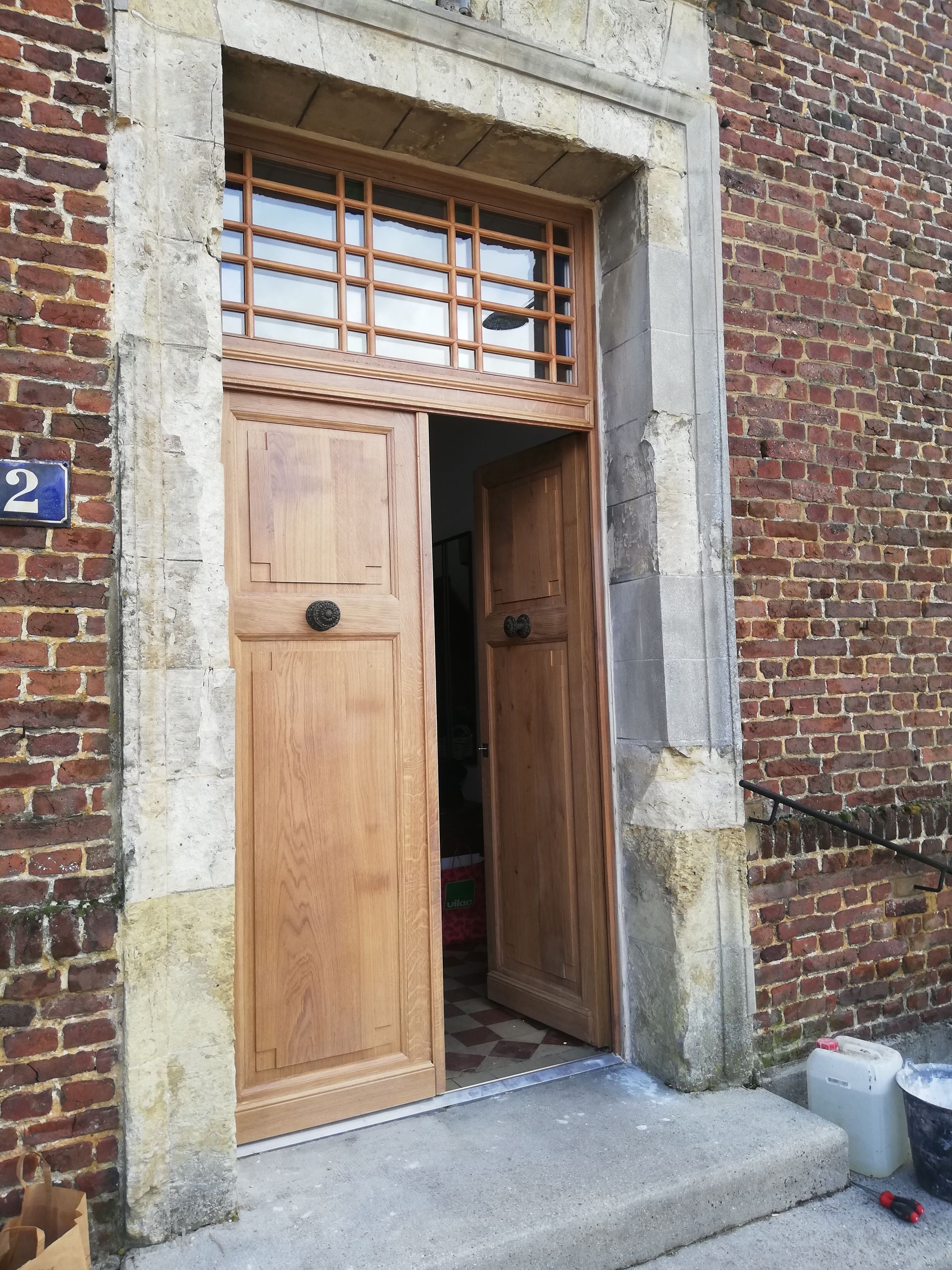 Porte d'entrée en bois avec vitraux