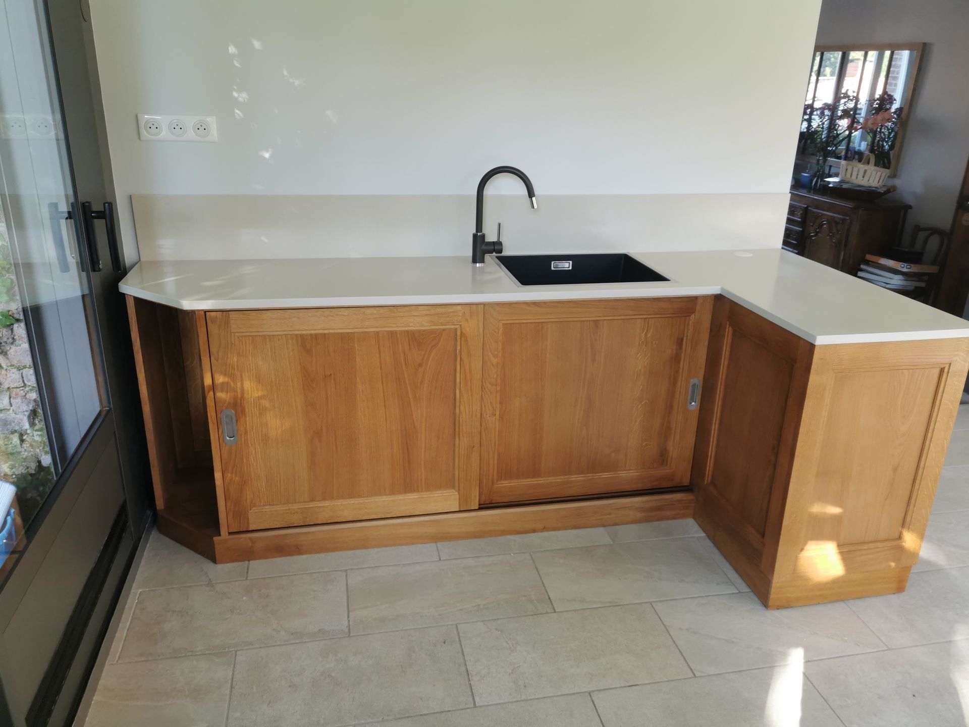 Plan de travail en bois avec dessus en céramique