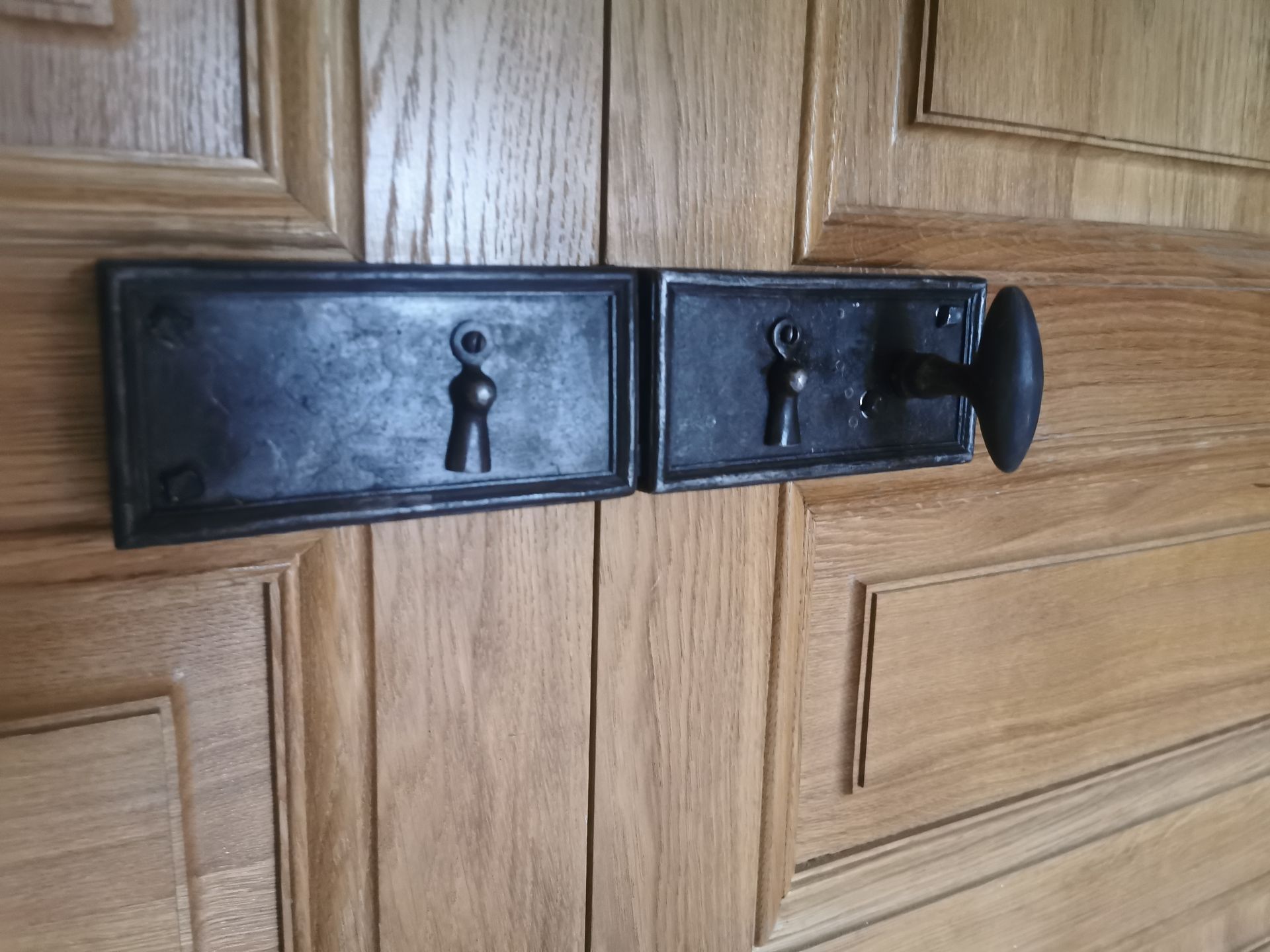 Porte d'entrée avec serrure datant du XVIIIe siècle