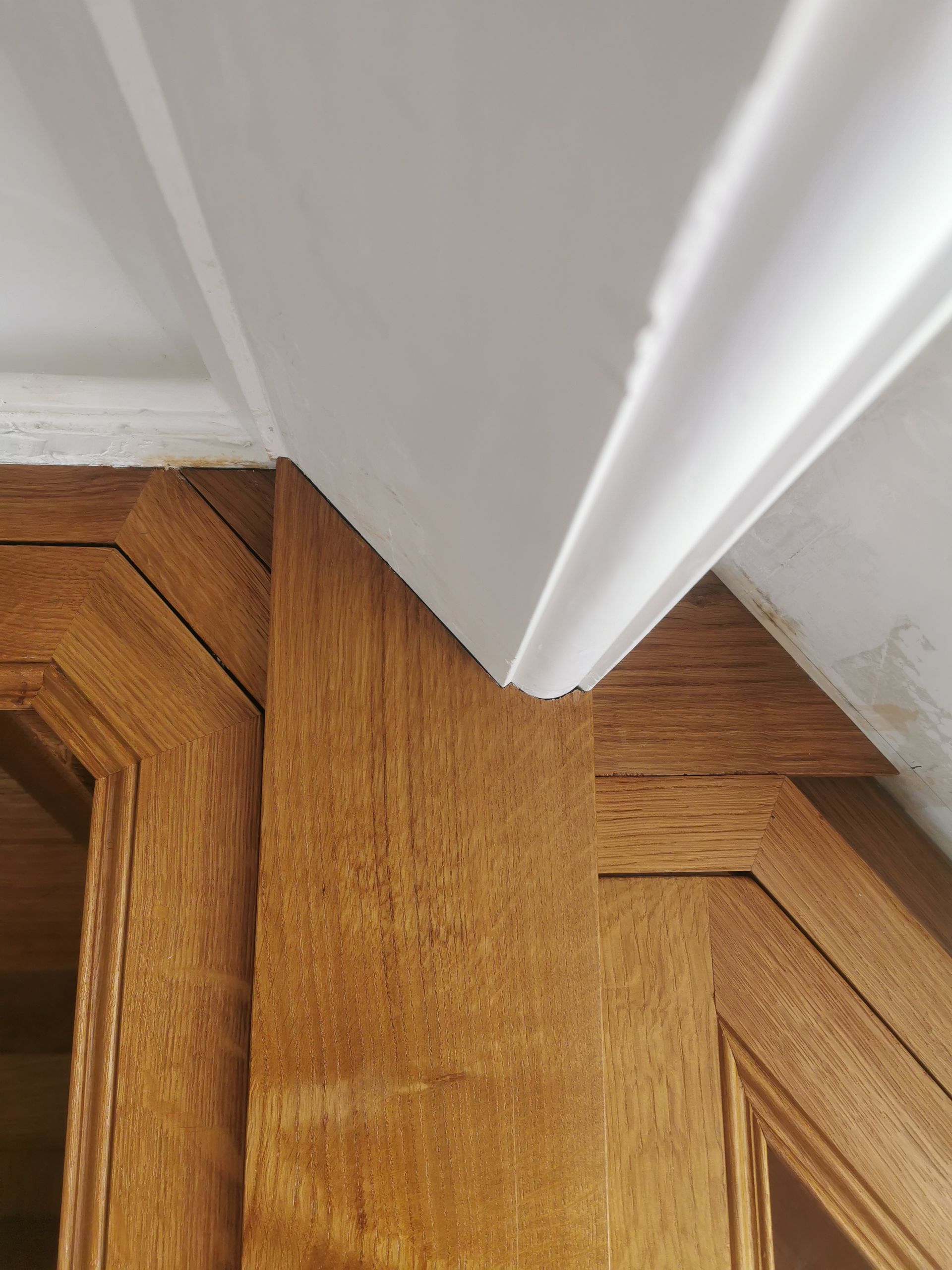 Boiserie restaurée à hauteur de plafond