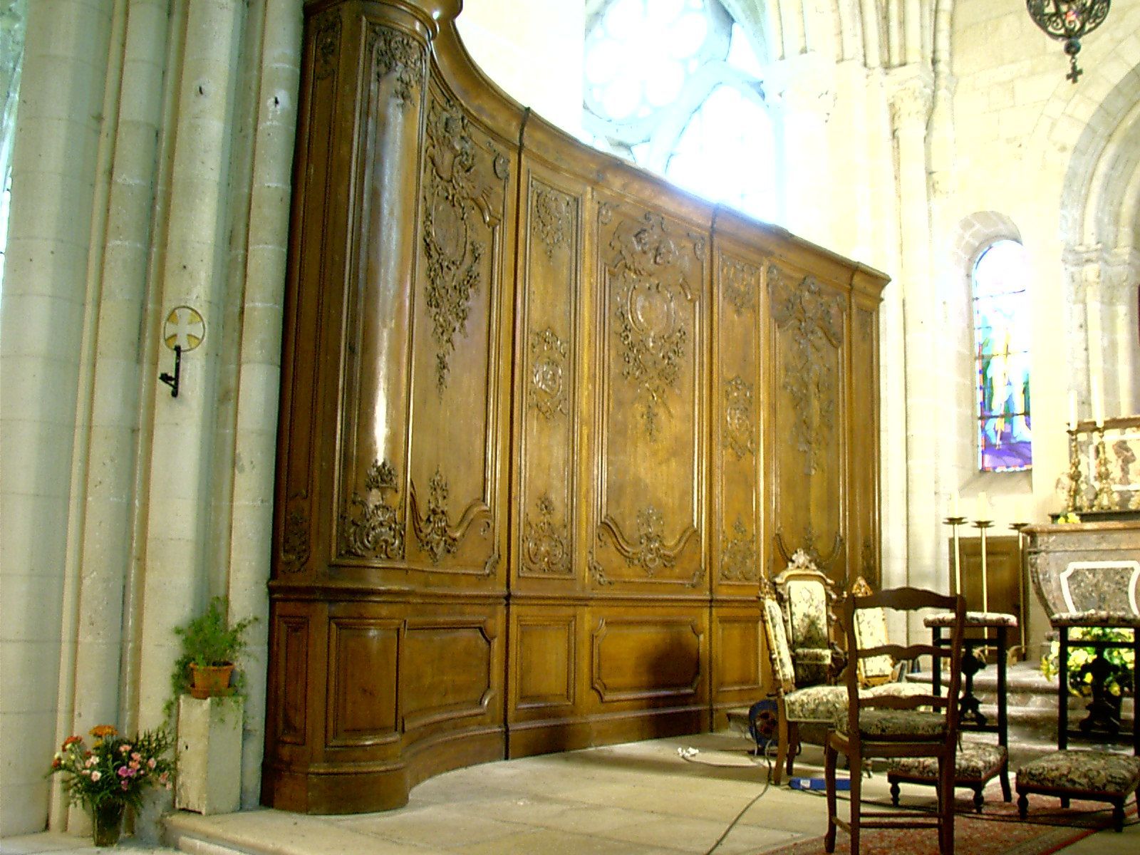 Éléments en bois restaurés au sein d'une église