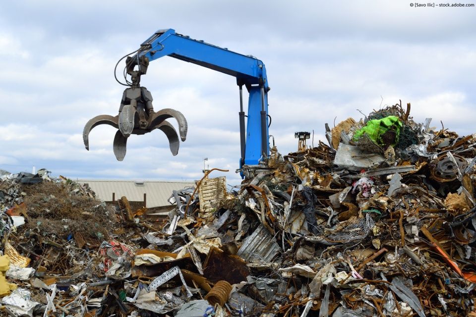 Schrottberg mit Schrottkran