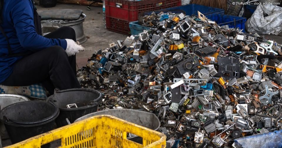 Schrottberg mit gelbem Container