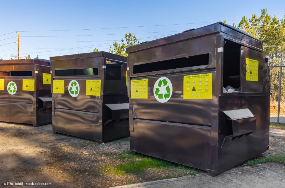 Zwei Container mit Recyclingaufklebern