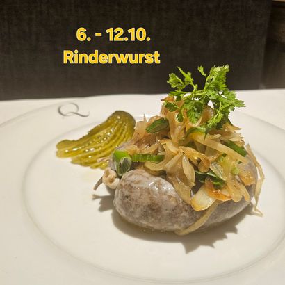 Saison Essen Restaurant zur Quelle Eine Nahaufnahme eines Tellers mit Essen auf einem Tisch.