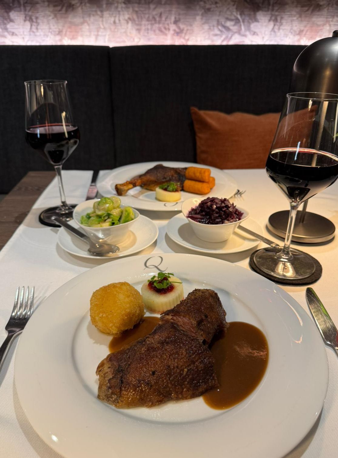 Eine Nahaufnahme eines Tellers mit Essen auf einem Tisch.