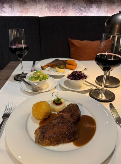 Eine Nahaufnahme eines Tellers mit Essen auf einem Tisch.