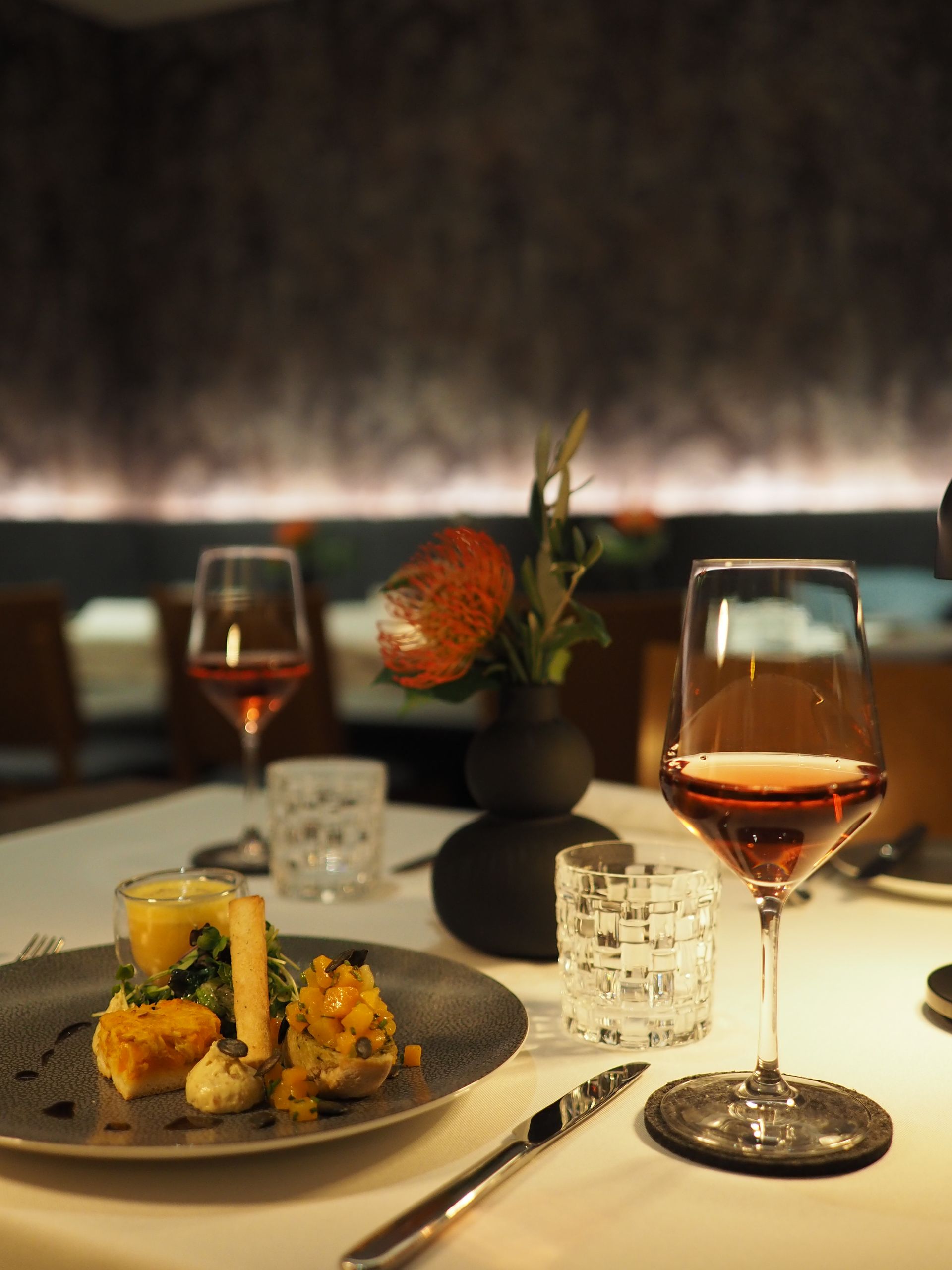 Eine Nahaufnahme eines Tellers mit Essen auf einem Tisch.