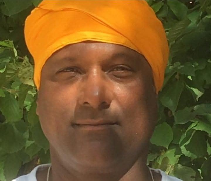 L'enseignant de Kundalini Yoga.