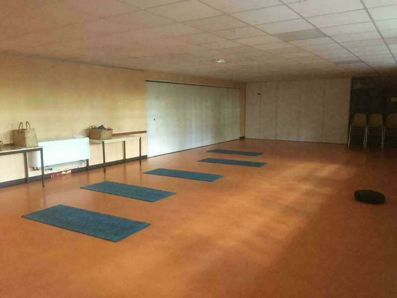 Salle de cours de yoga, avec tapis