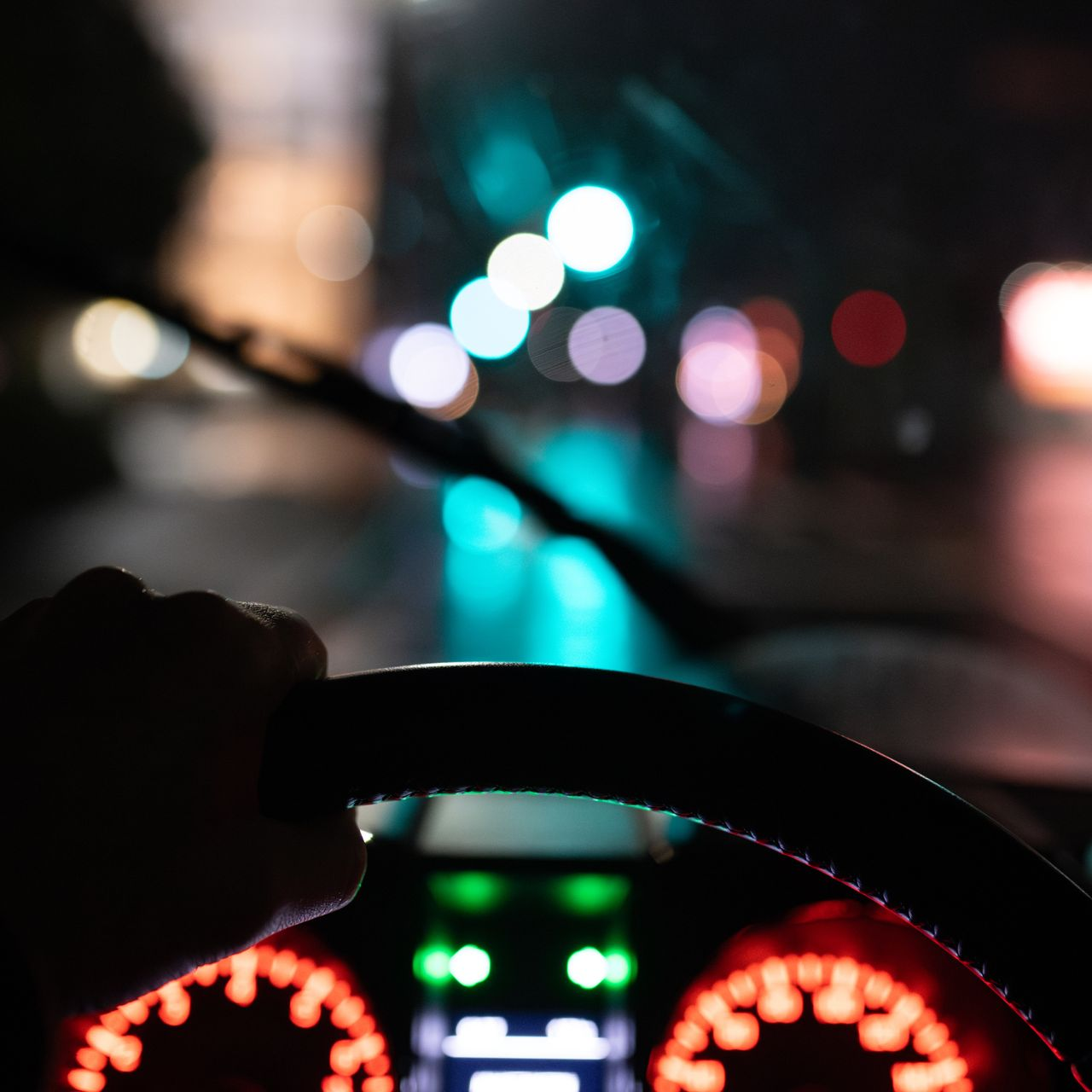 Un chauffeur derrière le volant roule de nuit.