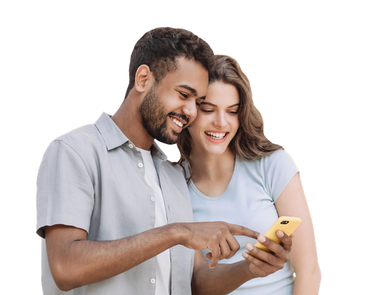 Un homme et une femme regardent un téléphone, tous deux souriants.