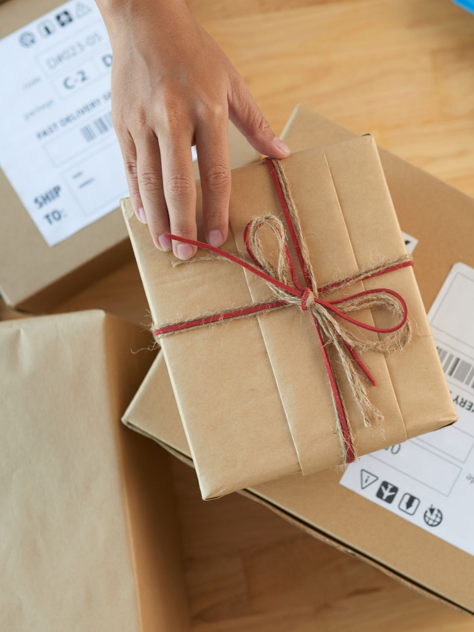 La main d'une personne posée sur des colis.