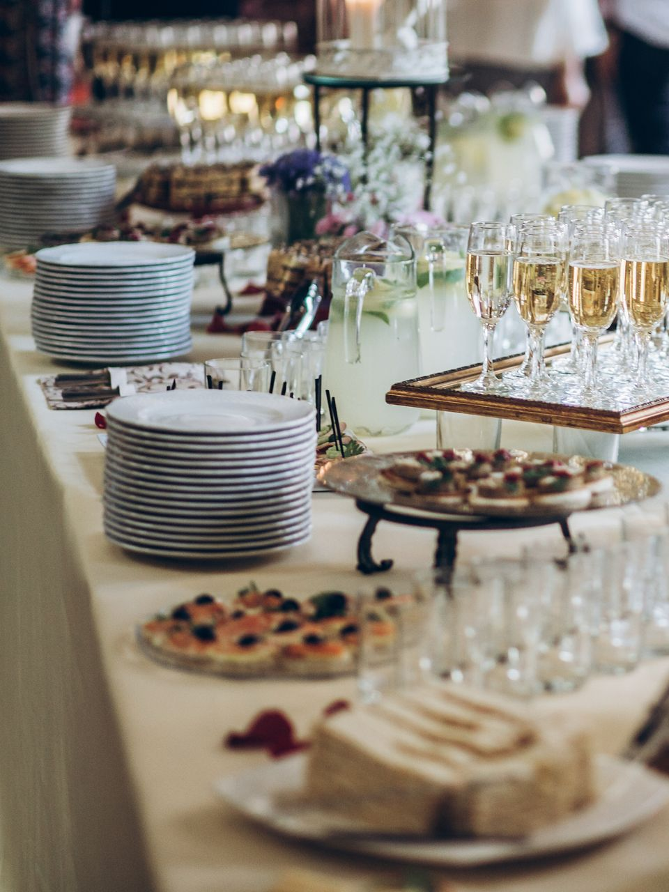 Buffet dînatoire avec des coupes de champagne.