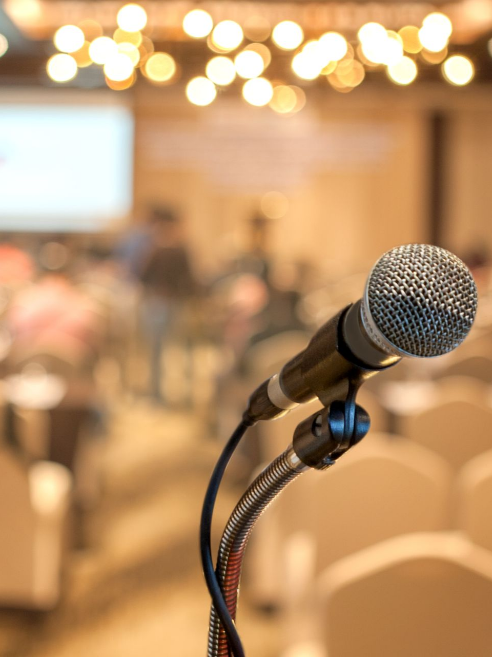 Un micro dans une salle de conférence.