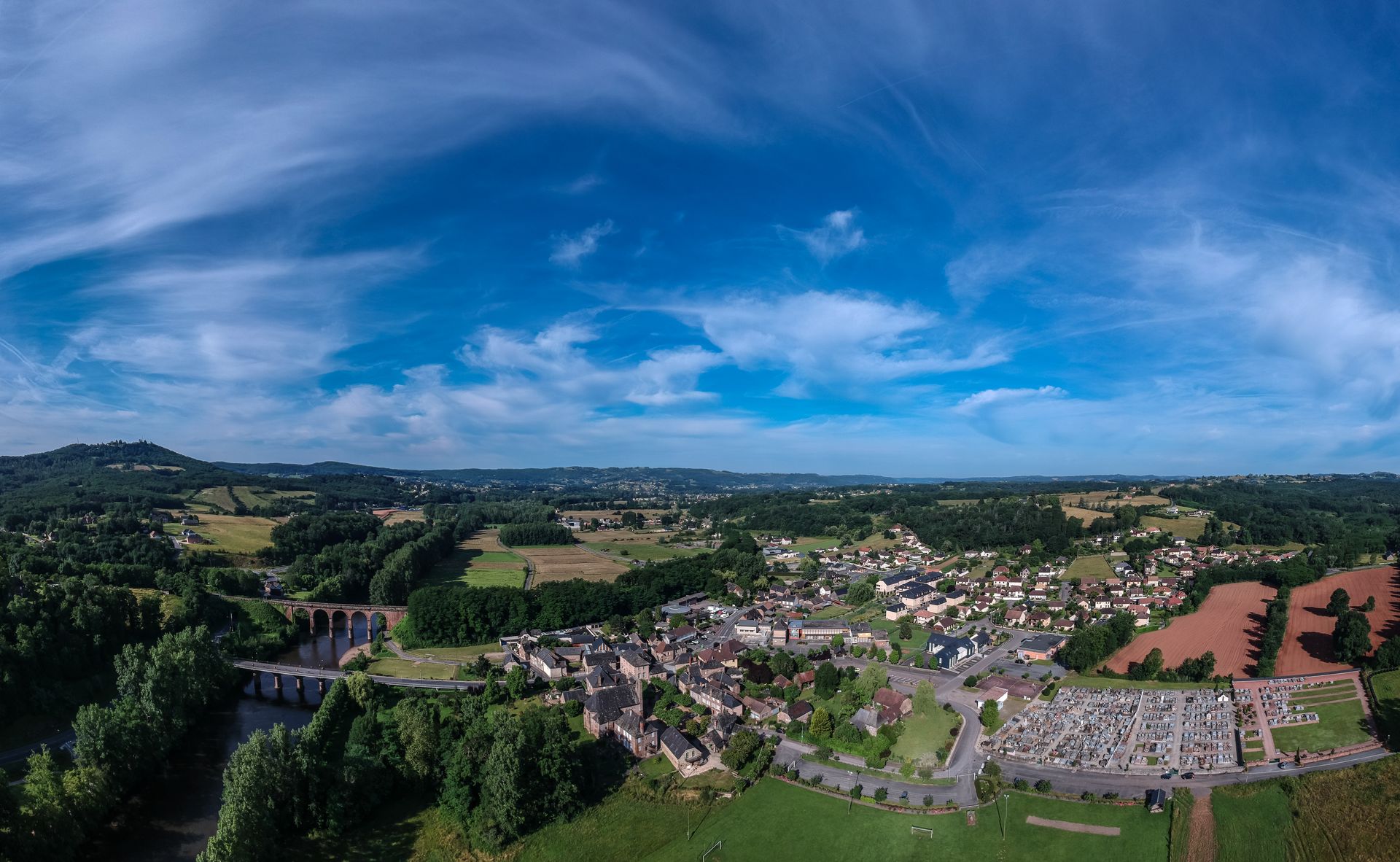 Vue aérienne de la ville de Saint-Pantaléon-de-Larche.