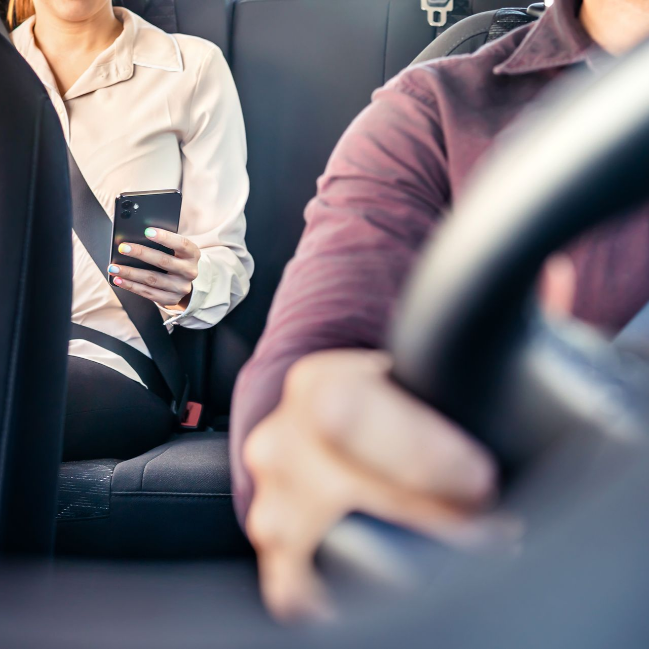 Un chauffeur et son passager dans un véhicule.