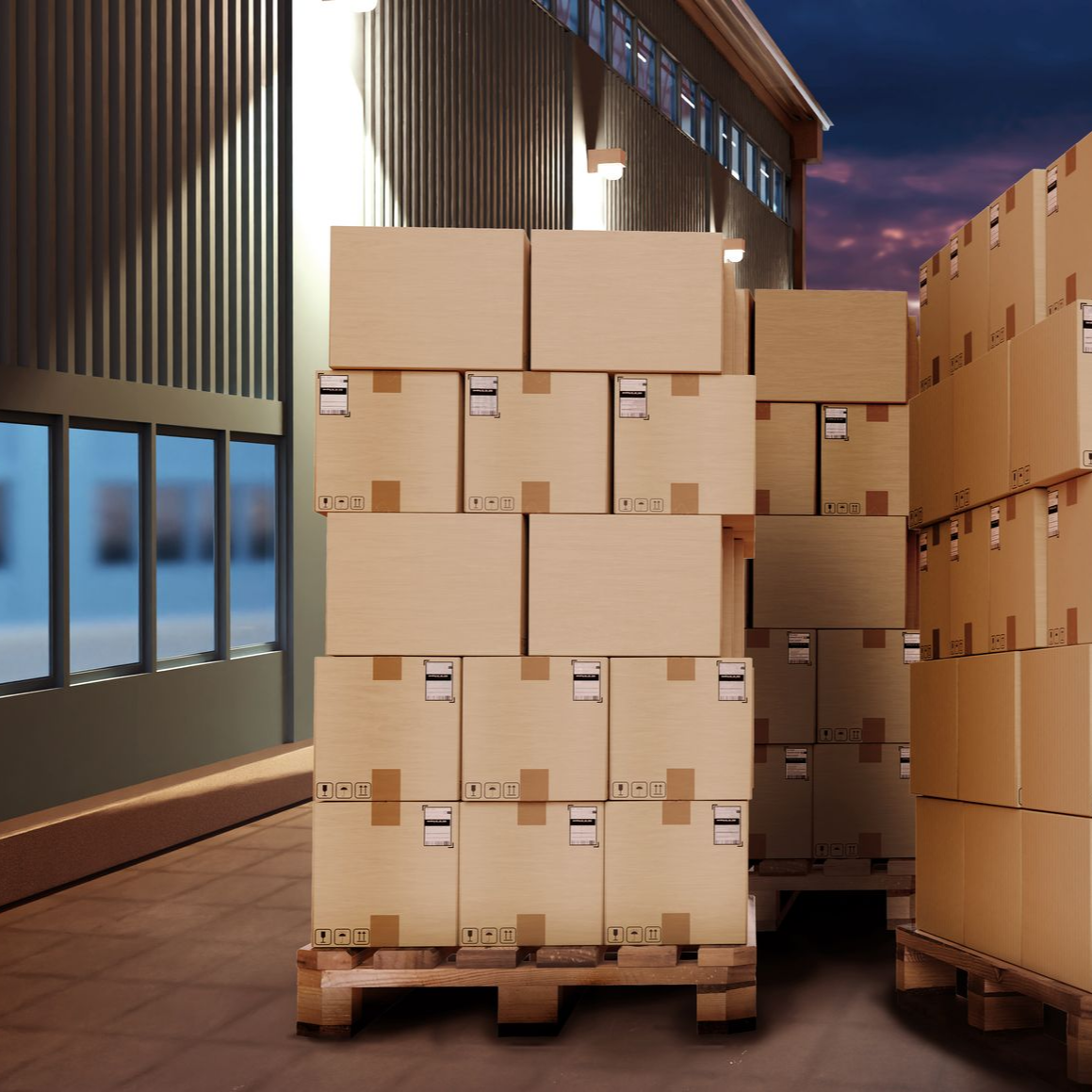 Plusieurs palettes de cartons à l'extérieur d'un entrepôt.