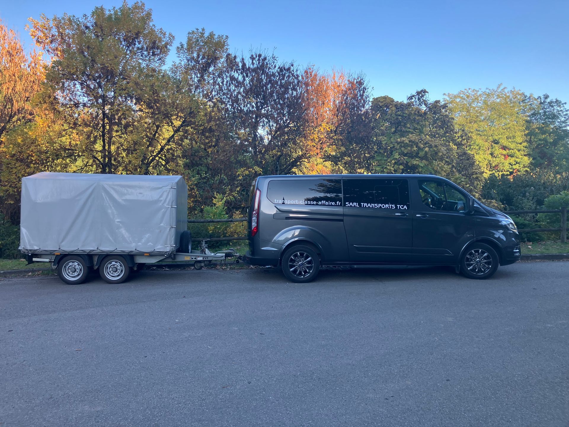 Minibus avec une remorque pour un transport en classe affaires.