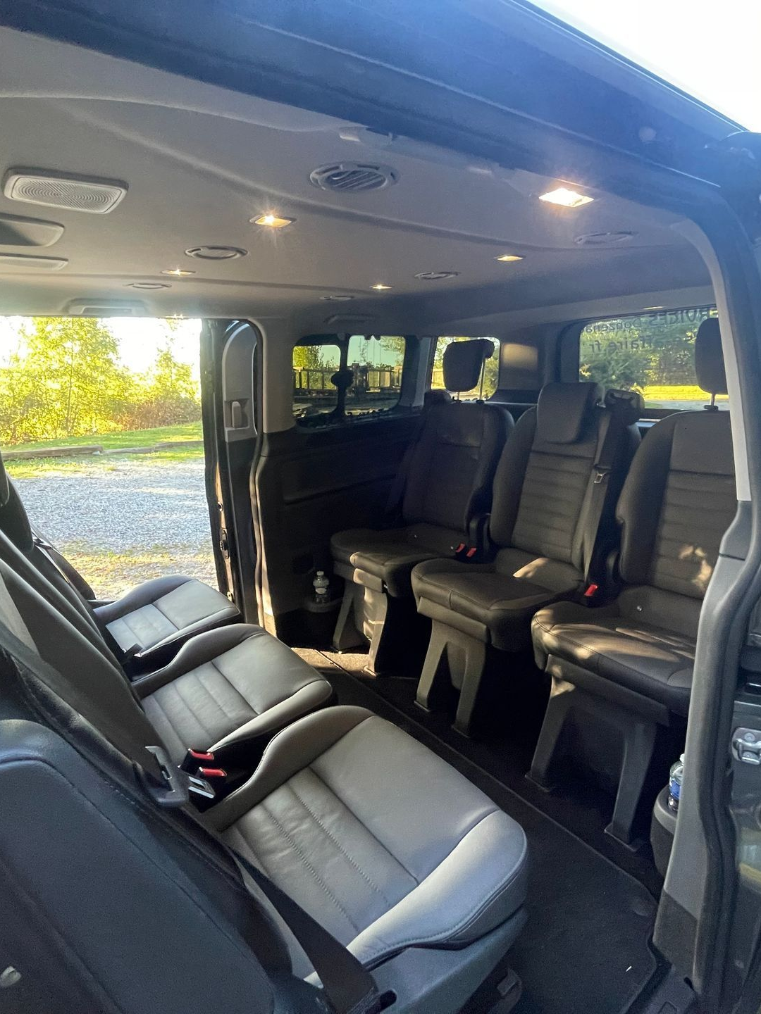 Sièges d'un fourgon en position réunion.