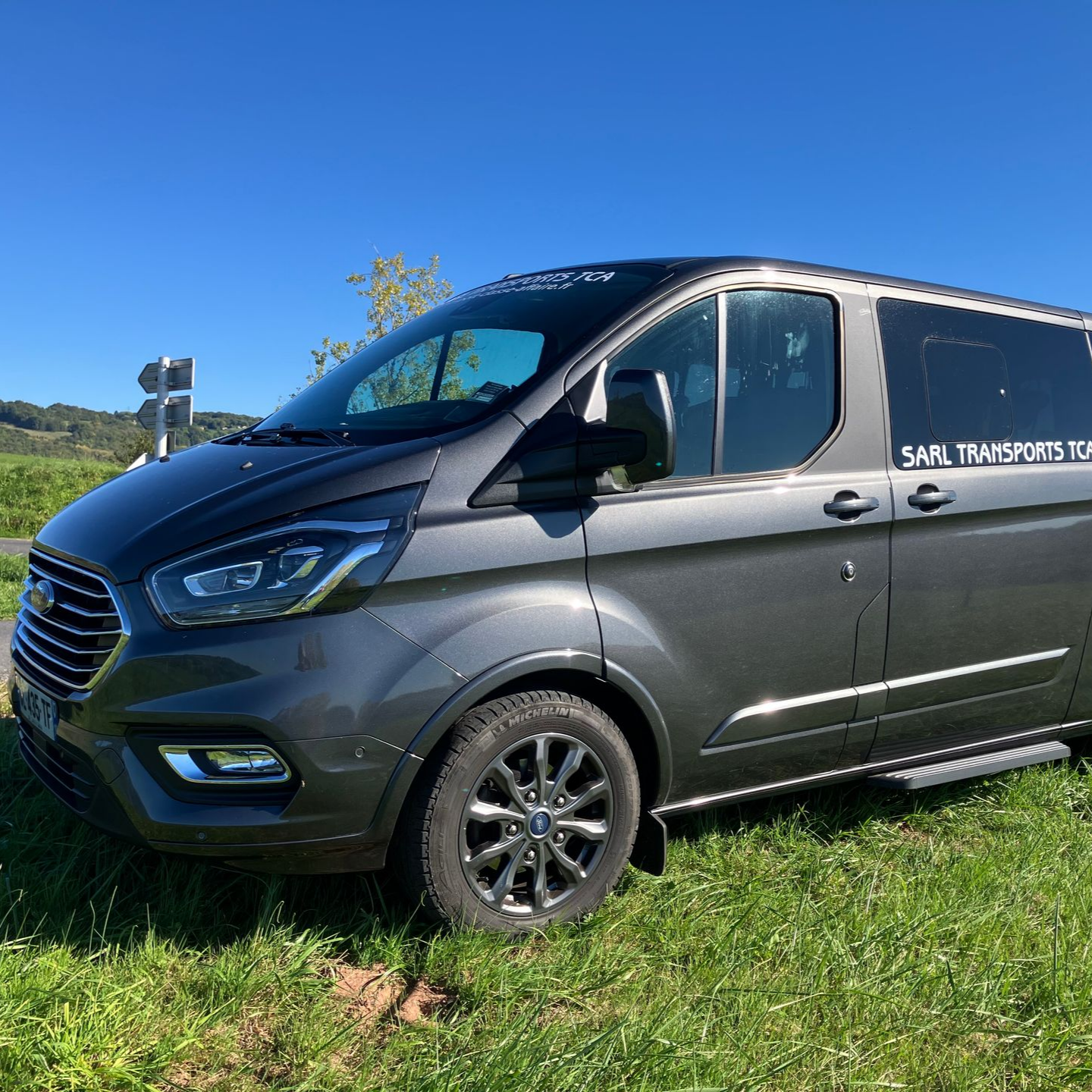 Mini bus, vue avant gauche.