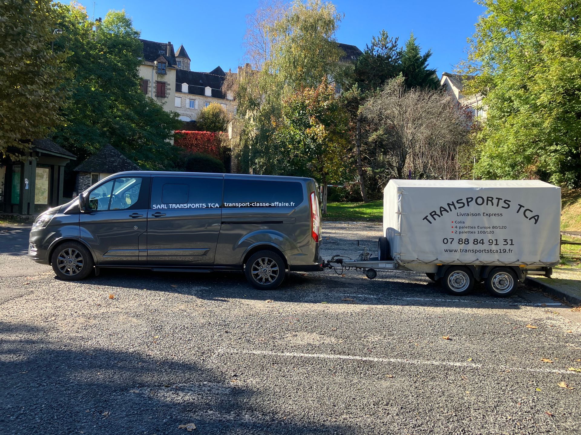 Mini bus avec remorque.