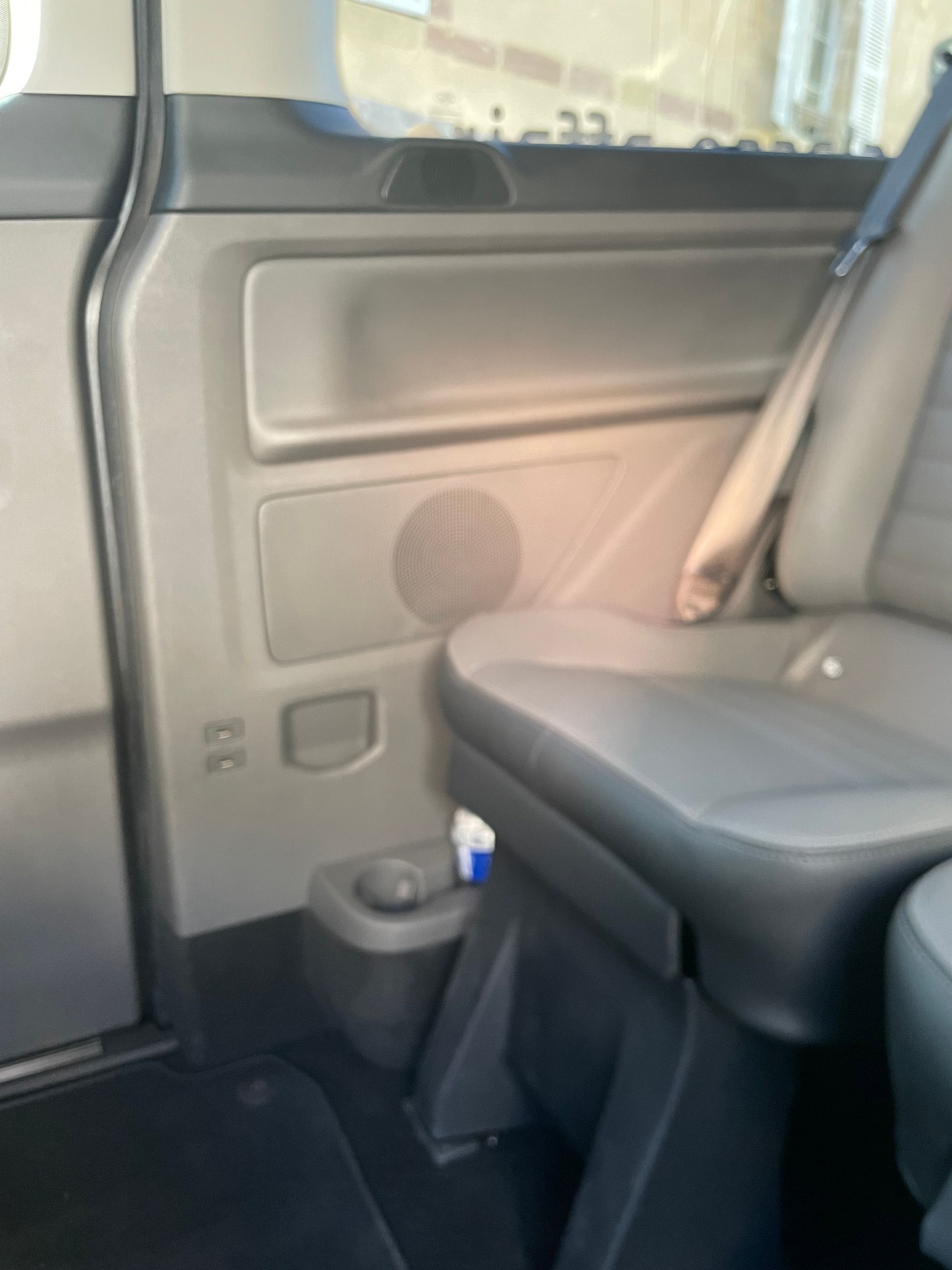 Véhicule équipé de prises USB.