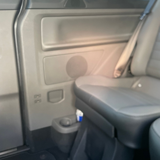 Véhicule équipé de prises USB.