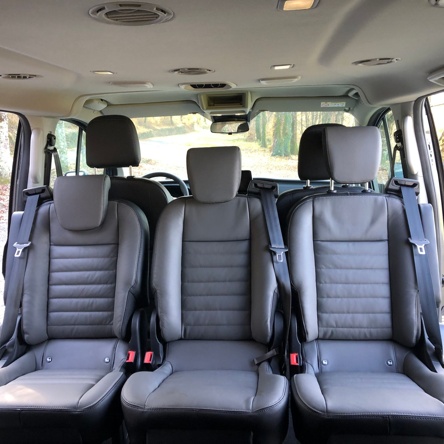 Rang de 3 sièges dans un véhicule.