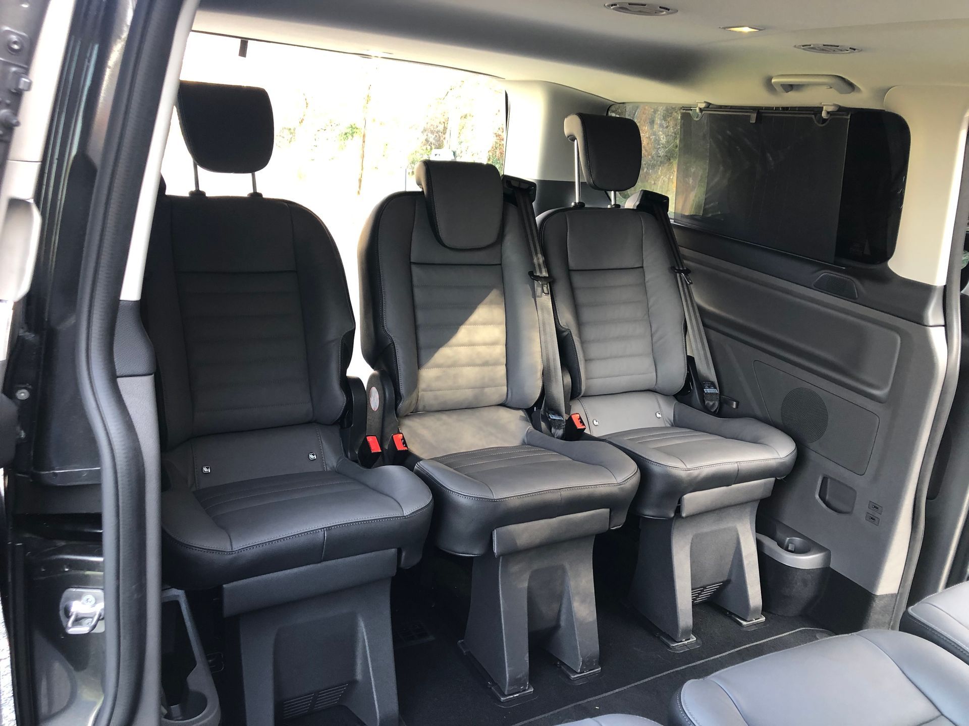 L'intérieur du véhicule privé avec 6 sièges en réunion.