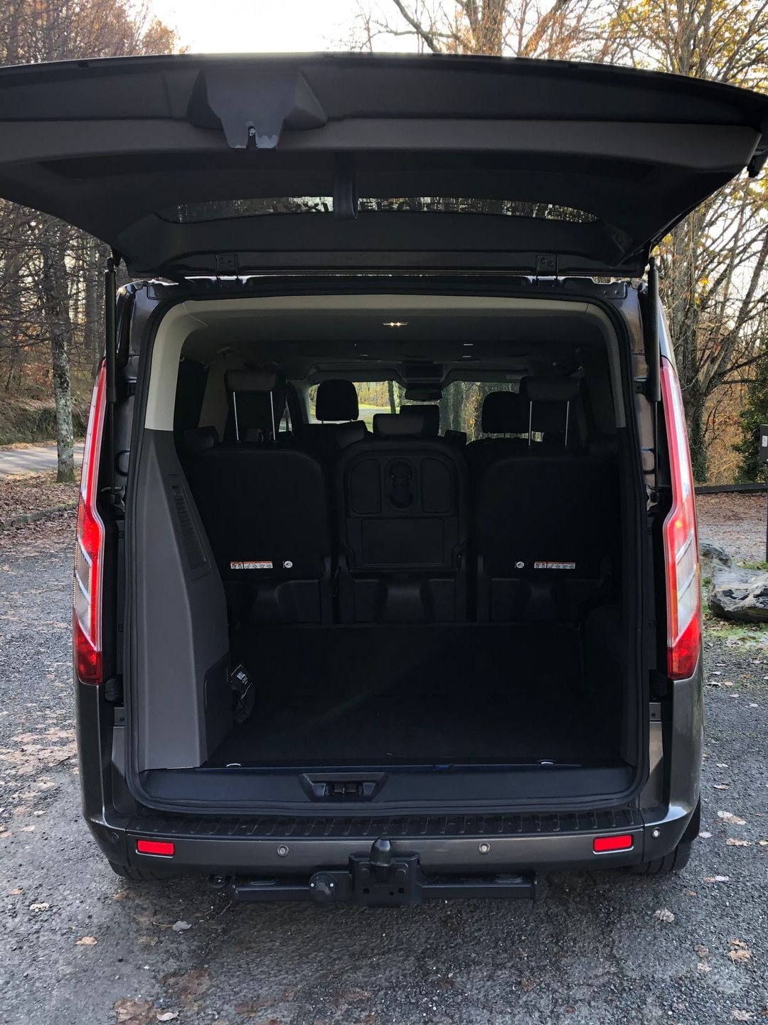 Porte arrière grande ouverte d'un van.