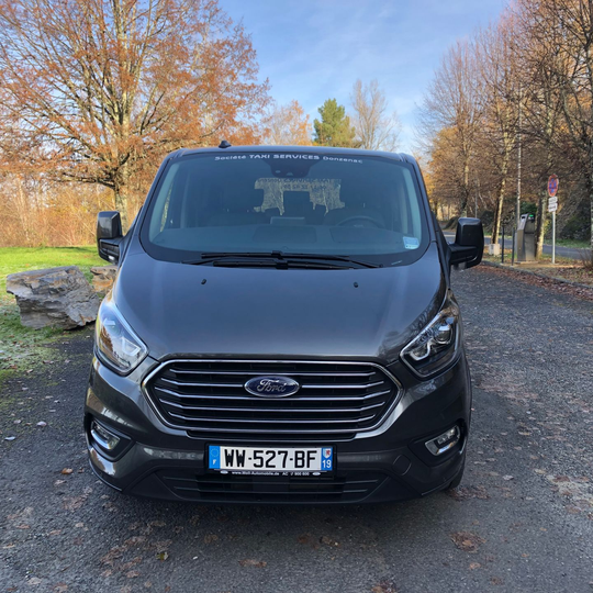 Avant d'un véhicule de type fourgon.