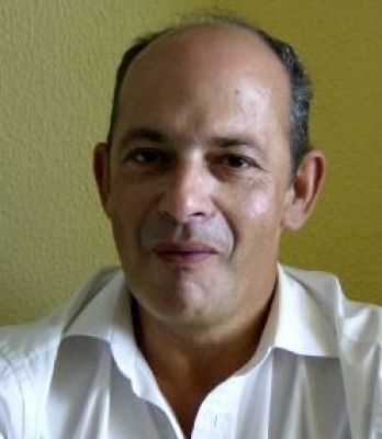 Uma silhueta cinza de um homem sem rosto