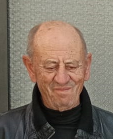 Uma silhueta cinza de um homem sem rosto