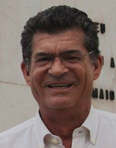 Uma silhueta cinza de um homem sem rosto