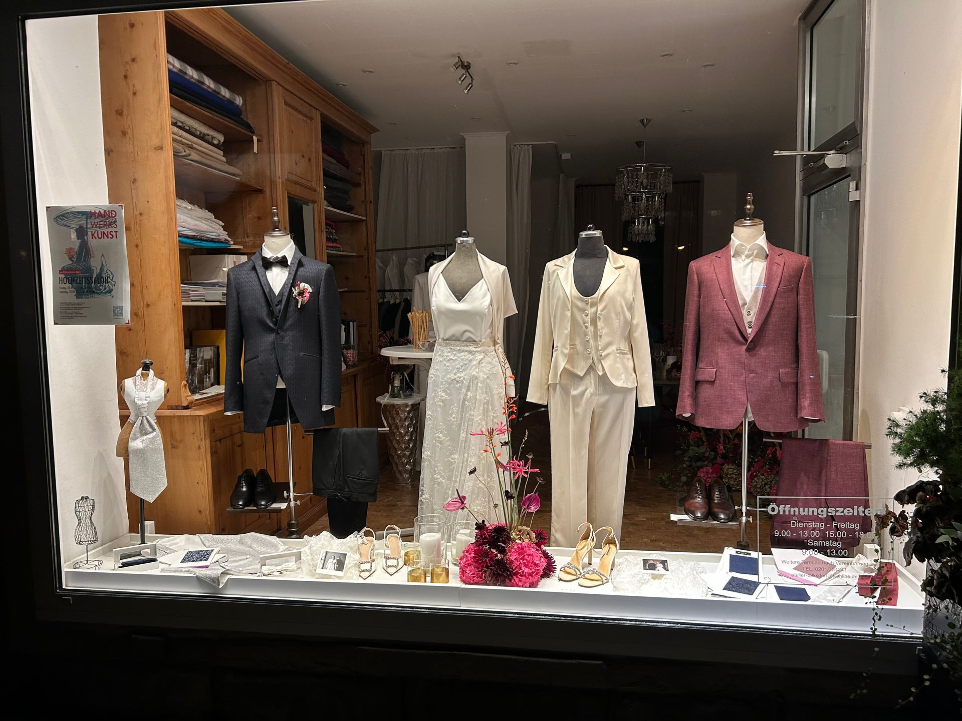 Hochzeitsmode-Auslage im Schaufenster: Anzüge, Kleider, Accessoires.