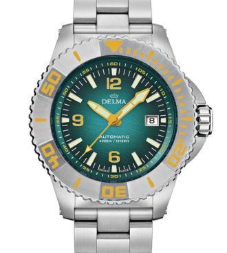 Silberne Delma-Taucheruhr mit grünem Zifferblatt, gelben Akzenten und Edelstahlarmband.