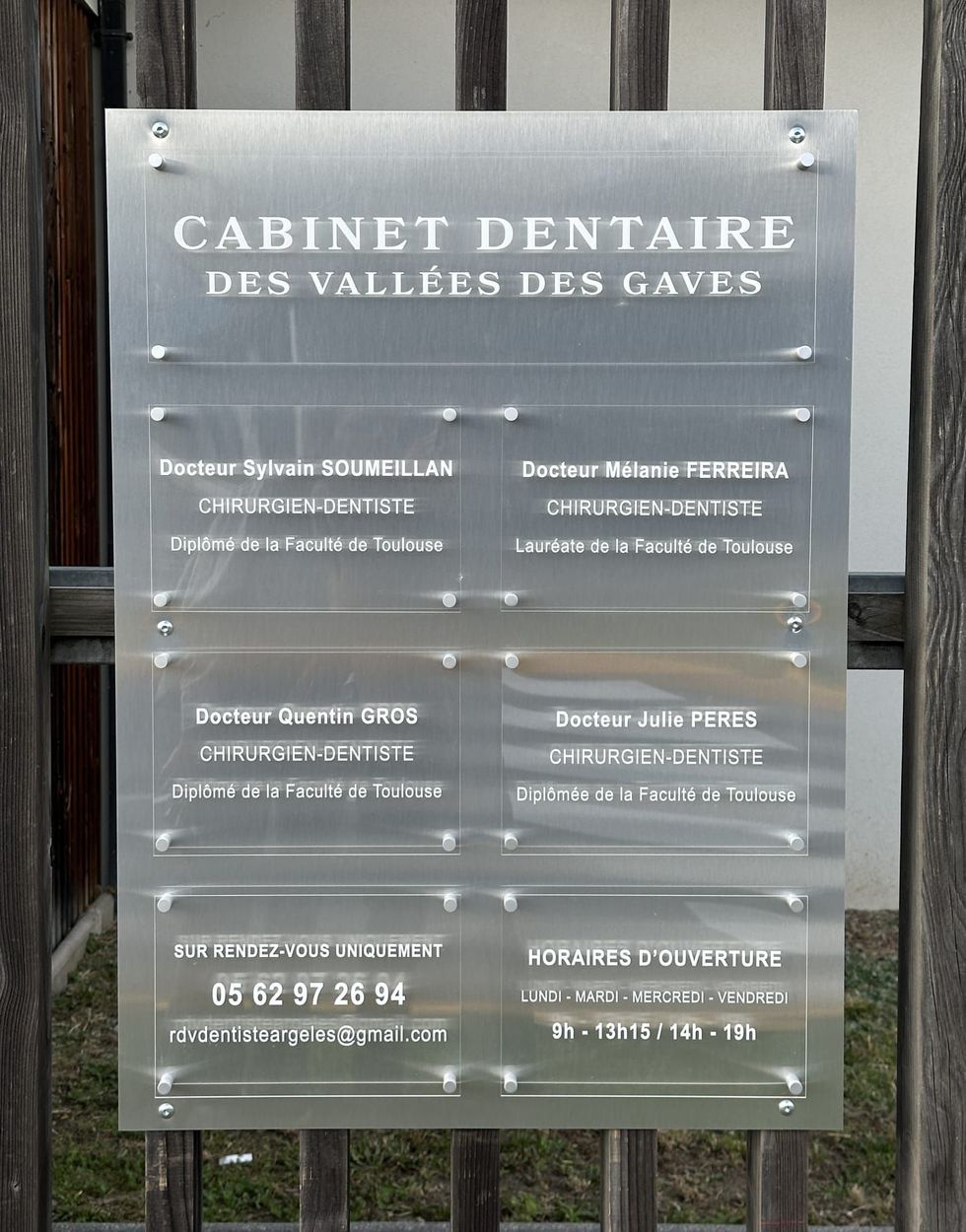 Plaque en métal pour un Cabinet Dentaire des Vallées des Gaves.