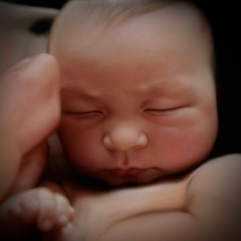 Dos mujeres miran un libro juntas. Una sonríe, la otra se inclina con expresión de sorpresa. Al aire libre.