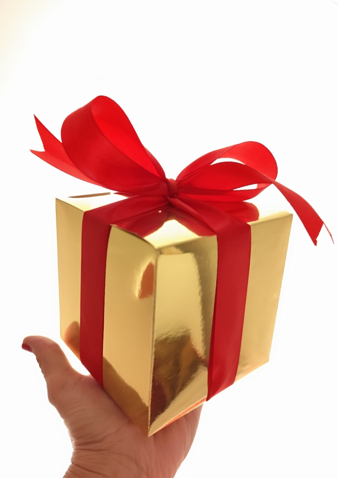 Una persona señala una ecografía en una pantalla. Una mujer sentada cerca. Habitación con luz tenue y violeta.