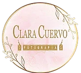 Logotipo de fotografía de Clara Cuervo en texto dorado dentro de un círculo rosa, enmarcado por hojas doradas.