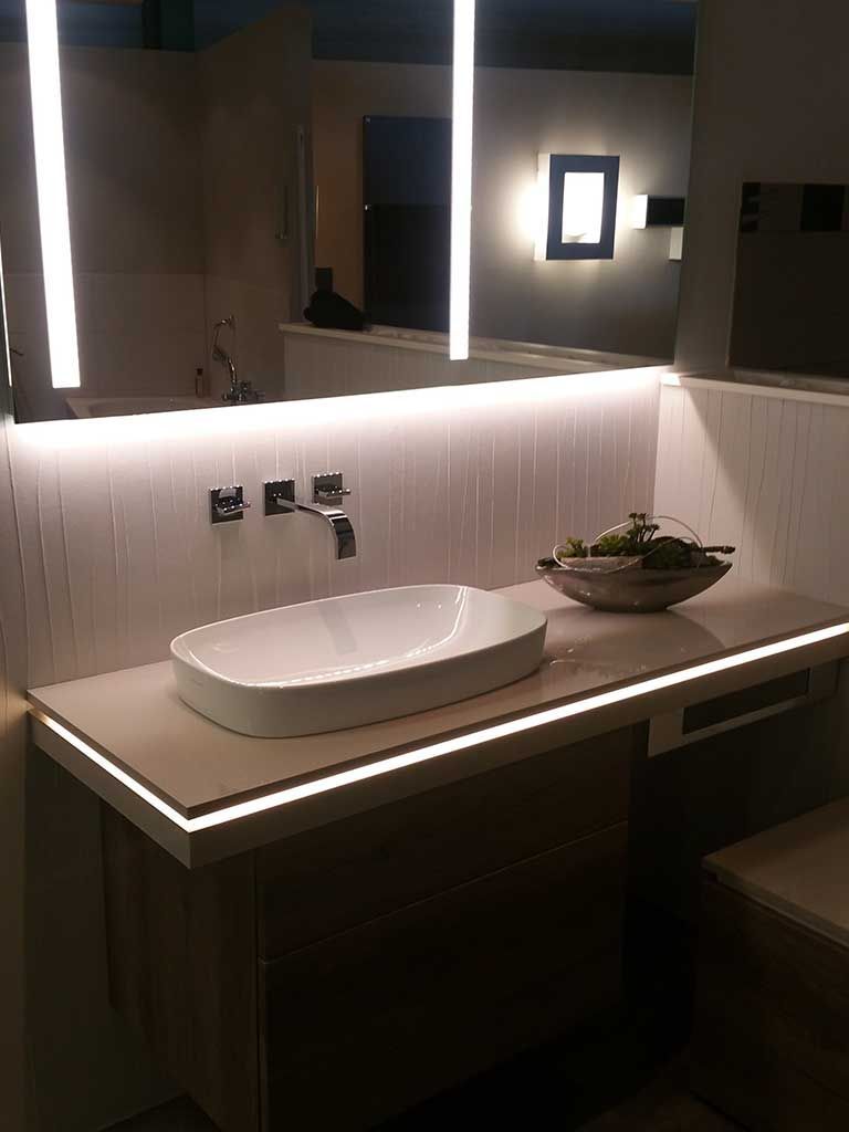 Badezimmer mit indirekter Beleuchtung