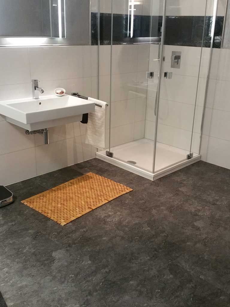 Badezimmer mit Dusche