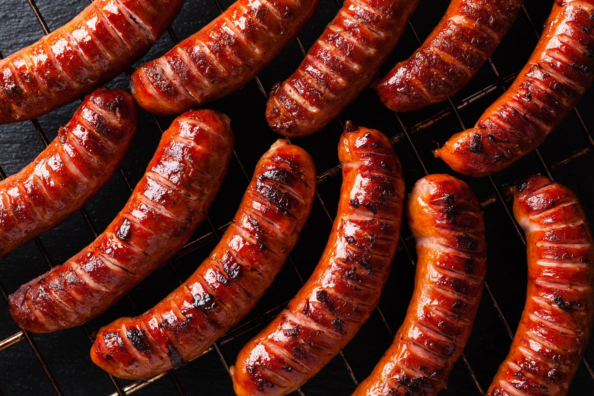 Des saucisses grillées